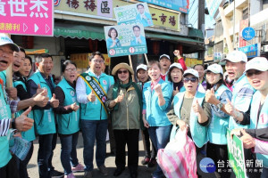 立法委員候選人黃世杰，邀請總統府秘書長陳菊前來楊梅市場掃街，與鄉親見面，懇託支持。