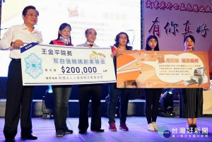 前立法院長王金平出席寒冬送暖公益慈善晚會，響應東湧實業提供烤肉爐，他也捐贈20萬元「自強媽媽創業基金」為單親媽媽加油。