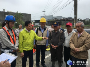 
中油新建天然氣管線工程，穿越大甲溪底，阻礙大安區南埔里交通引發民怨，市議員吳敏濟居中協調，包商六日同意履行南埔路便橋等工程改善之承諾。（記者陳榮昌攝）