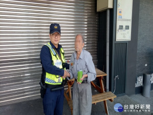 員警送老翁回家。林重鎣攝