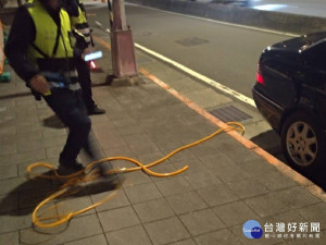 男子鬱悶難解欲輕生　警方即刻救援挽回寶貴生命（圖／台北市警察局保安警察大隊提供）