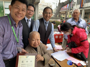 

外埔區福慧禪寺「釋觀行」大師七日假外埔執行寒冬送暖活動，分送弱勢家庭近五百份食物，善行廣獲敬佩。（記者陳榮昌攝）