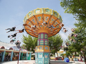 
麗寶樂園執行旅秋冬遊補助延長，還持續加碼送，12歲以下小朋友免費玩樂園、搭天空之夢摩天輪十分划算。（記者陳榮昌攝）