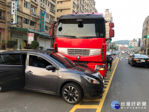 大力士員警猛推事故車，排除路障，最短時間恢復車流順暢。