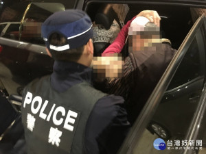 老婦人逛街不適昏倒，警方嗚笛開道，協助男子將其妻子送往醫院急診室急救。