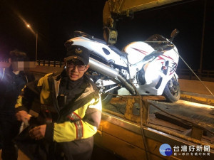 楊姓男子半夜12時獨自騎著大型重機拋錨 永安派出所警員協助排除困難。