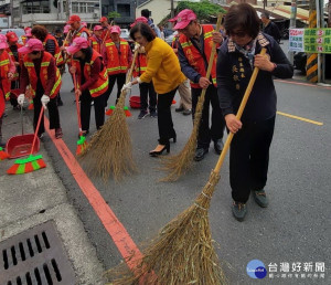 羅東鎮長吳秋齡（右一）、宜蘭縣長林姿妙（右三）帶領環保志工掃街迎新年。（圖／陳木隆攝）