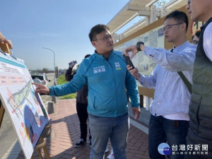 

為讓大甲自行車道休閒、串連海線觀光景點更具完善臻美，市議員施志昌八日邀集中央及地方官員會勘，並擬出改善工程計畫，確保障騎車民眾的安全。（記者陳榮昌攝）

