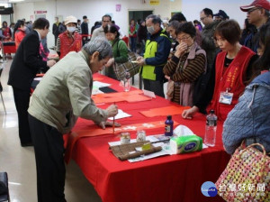 板橋區公所特別邀請「醉墨軒書會」唐菁理事長及多位名書法家現場揮毫，並指現場將提供春聯佳句供民眾選擇，讓大家歡天喜地過新年