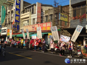 中國國民黨嘉義縣黨部1月8日開始一連兩天，組成路口拜票隊伍做選前最後衝剌