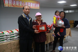 南投縣府社勞處長林志忠代表縣府贈愛心年菜。（記者扶小萍攝）