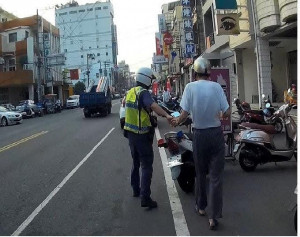 失智老翁機車拋錨　熱心警協助返家