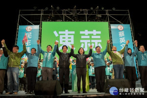 民進黨正副總統候選人蔡英文、賴清德，以及桃園市長鄭文燦合體出席，為立法委員候選人黃世杰造勢晚會拉抬聲勢，現場上萬市民共襄盛舉。

