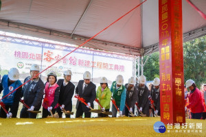 「桃園北區客家會館」新建工程開工典禮中，桃園市長鄭文燦與貴賓們共同持鏟動土。