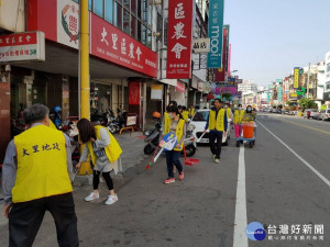 大 里地政員工和志工掃街。林重鎣攝