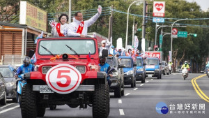 國民黨立委候選人吳志揚與太太洪秀華一大早就進行掃街拜票，而這是夫妻倆自選戰以來首次合體車隊掃街。

