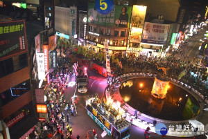 嘉義市選前之夜大拚場，各陣營候選人決戰中央噴水池