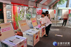 「第15任總統副總統及第10屆立法委員選舉」 黃敏惠市長投下神聖選票