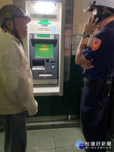 提款機故障吃卡　警方即時救援（圖／嘉義市警察局提供）