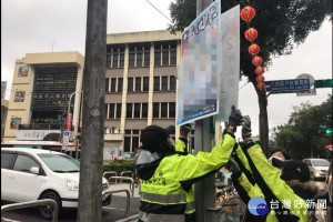 儘速恢復乾淨市容，桃園市清潔隊員們犧牲假期加班拆除清運選舉廣告物。