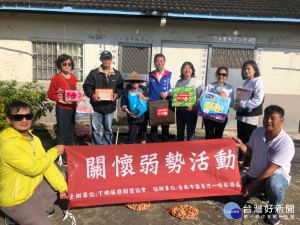 台南市議員方一峰與妻子李麗琴(右四)偕同下鄉服務關懷協會前往關懷弱勢。