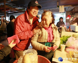 春節將至　林右昌前往安樂市場發鼠年紅包　