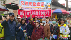 八德分局在大湳市場舉辦「開車不喝酒，喝酒不開車」的交通安全宣導活動。