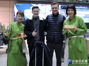 坪林茶博館首創奉茶接機，親切奉上甘醇好茶為入境旅客接風洗塵