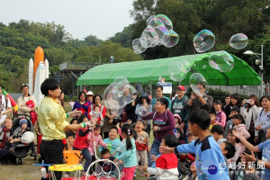 南瀛天文館舉辦大宇宙泡泡秀及童玩體驗。