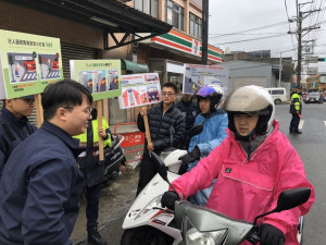 平鎮警分局特別上街宣導相關交通安全宣導法令及措施，讓民眾都能平安歡度佳節。