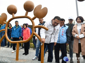 新北市唯一以「彈塗魚」為主題的八里渡船頭共融公園，侯友宜市長18日主持啟用