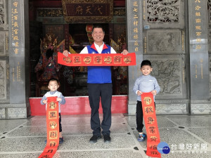 慶安宮總幹事方一峰贈送春聯給小朋友。