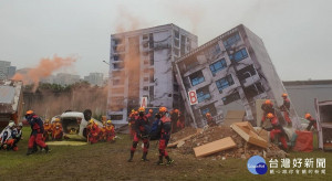 新北市政府整合市府團隊、各類志工、救難(災)、宗教、企業防災及防災社區等民間團體資源，19日在板橋區浮洲藝術河濱公園進行複合式災害演練