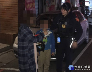 陸童深夜迷路漫步，女警機靈送回母親旁。

