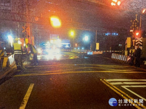 男子駕車撞平交道，警民合力救人，男涉公違依法究辦。