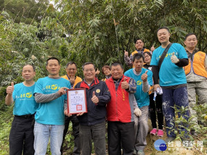 榮服處長林火土感謝衡山基金會衡山行善團的善行義舉，協助92歲單身、弱勢榮民宋爺爺居住在山坡地的簡陋貨櫃屋，進行房屋修繕、居家環境整理。