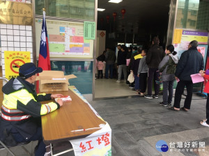 龜山區公所與龜山警分局共同推動「春節關懷弱勢物資發放活動」，並適時宣導春節期間各項交通疏運措施。