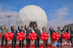 以太空科學起家的中央大學，1月20日在健雄館進行新成立的「衛星任務作業中心」揭牌啟用儀式。

