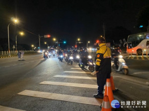 
大甲警分局於金鼠農曆過年前後，規畫交通疏導停放路線，員警並加強各主要道路交通指揮，希望行車順暢，人人平安。（記者陳榮昌攝）
  