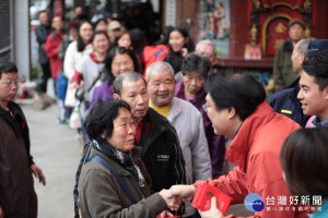 走訪七堵市場發紅包　林右昌加碼臉書抽獎