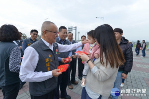 徐耀昌發福袋慰勞縣府員工　期許充電後融入新思維再出發（圖／苗栗縣政府提供）