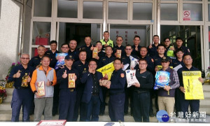 雲林縣議員蔡岳儒結合北港警分局等募集愛心物資，發放給300戶的弱勢家庭，透過關心與幫助，增進警民互動，間接降低犯罪率。