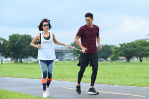 LEXUS微電影《40公分》_男主角鐘承翰扮演陪跑員，以最溫暖的陪跑繩牽繫飾演視障者的女主角林辰唏勇敢奔跑。