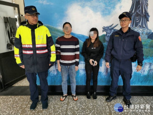 警方透過網路通訊軟體找聯繫上，花了一段時間才勸回少女返家過年，重回父母懷抱。

