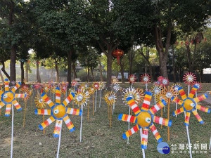 環保風車迎風轉美不勝收（圖／高雄市政府提供）