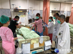 南投醫院動員醫療團隊協助林婦返家。（南投醫院提供）