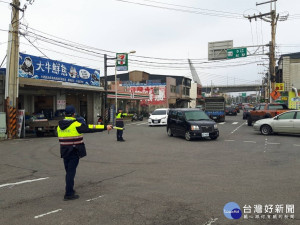 桃園市政府警察局楊梅分局紓解春節連續假期車潮。