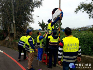 大園警方結合轄內社區巡守隊，在各重要路口清洗反光鏡，讓用路人有更安全的交通環境。