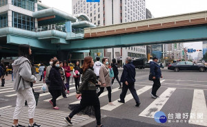 天氣風險公司表示，24日、25日各地大致維持穩定天晴的天氣，只有東半部沿海和基隆東北角有些零星短暫陣雨，各地高溫上看26℃甚至29℃。（圖／台灣好新聞編輯部）