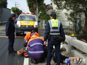 獨居老翁跌倒受傷，員警巡邏經過主動協助送醫。

